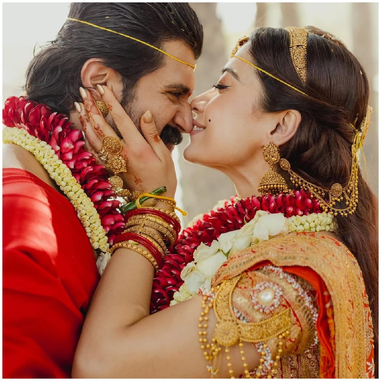 ‘ನನ್ನ ಪತಿ, ವಿಸ್ಟರ್ ವಿಜಯ್ ದೇವರಕೊಂಡ ಅವರನ್ನು ನಾನು ನಿಮಗೆ ಪರಿಚಯಿಸುತ್ತಿದ್ದೇನೆ. ನಿಜವಾದ ಪ್ರೀತಿ ಎಂದರೆ ಏನು ಅಂತ ಕಲಿಸಿದ ವ್ಯಕ್ತಿ. ನೆಮ್ಮದಿಯಿಂದ ಇರುವುದು ಅಂದ್ರೆ ಹೇಗಿರುತ್ತದೆ ಎಂಬುದನ್ನು ಕಲಿಸಿದ ವ್ಯಕ್ತಿ. ದೊಡ್ಡ ಕನಸು ಕಾಣುವುದನ್ನು ಕಲಿಸಿದ ವ್ಯಕ್ತಿ’ ಎಂದು ರಶ್ಮಿಕಾ ಅವರು ಪತಿಯ ಗುಣಗಾನ ಮಾಡಿದ್ದಾರೆ.