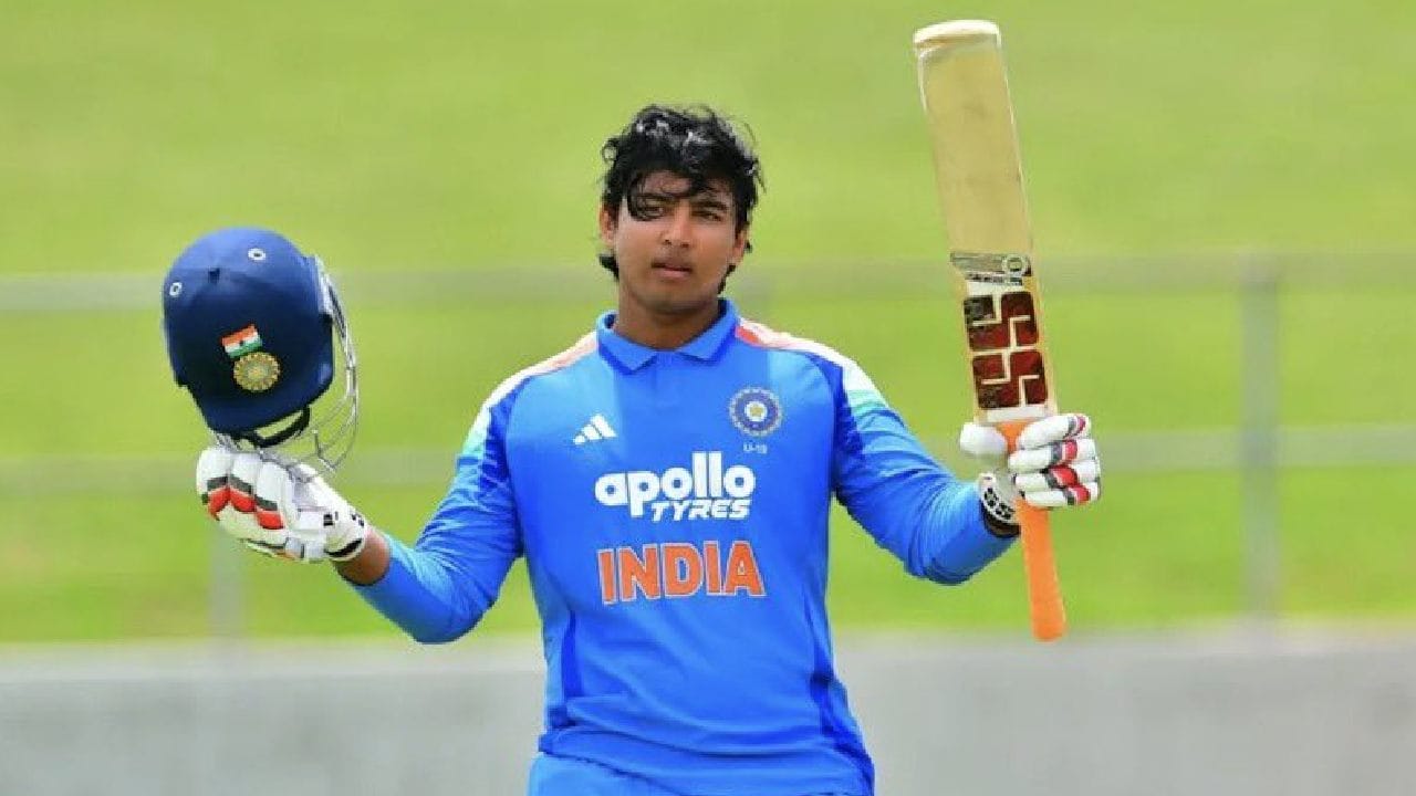 ಈ 15 ಸಿಕ್ಸರ್​ಗಳೊಂದಿಗೆ ಐಸಿಸಿ ಟೂರ್ನಿಯ ಫೈನಲ್ ಪಂದ್ಯದಲ್ಲಿ ಅತ್ಯಧಿಕ ಸಿಕ್ಸ್ ಸಿಡಿಸಿದ ಬ್ಯಾಟರ್ ಎಂಬ ವಿಶ್ವ ದಾಖಲೆಯನ್ನು ವೈಭವ್ ಸೂರ್ಯವಂಶಿ ತಮ್ಮದಾಗಿಸಿಕೊಂಡಿದ್ದಾರೆ. ಅಷ್ಟೇ ಅಲ್ಲದೆ ಅಂಡರ್​-19 ವಿಶ್ವಕಪ್​ ಆವೃತ್ತಿಯಲ್ಲಿ ಅತೀ ಹೆಚ್ಚು ಸಿಕ್ಸ್ ಸಿಡಿಸಿದ ಬ್ಯಾಟ್ಸ್​ಮನ್ ಎಂಬ ಹೆಗ್ಗಳಿಕೆಗೂ ಪಾತ್ರರಾಗಿದ್ದಾರೆ.