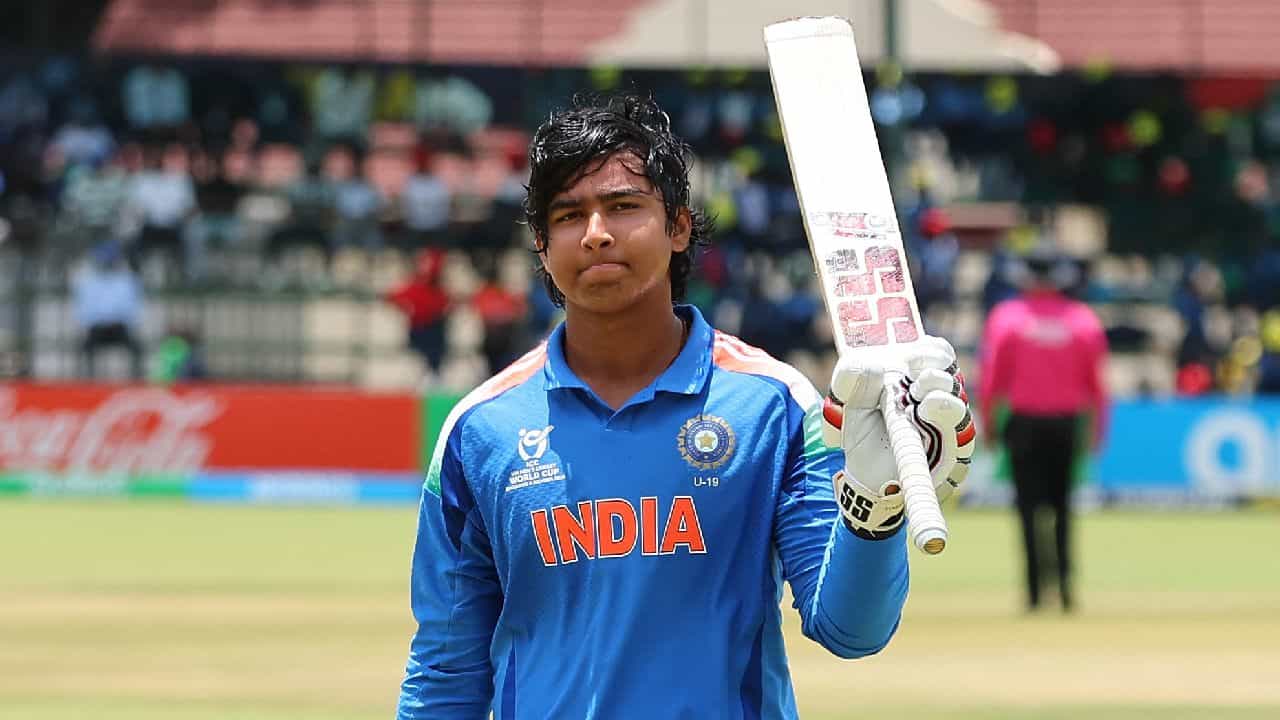 ಯೂತ್ ಒಡಿಐ ಕ್ರಿಕೆಟ್ನಲ್ಲಿ ವೈಭವ್ ಸೂರ್ಯವಂಶಿಯ (Vaibhav Suryavanshi) ಸಿಡಿಲಬ್ಬರ ಮುಂದುವರೆದಿದೆ. ಈ ಹಲವು ದಾಖಲೆ ನಿರ್ಮಿಸಿದ್ದ ವೈಭವ್ ಇದೀಗ ಒಂದೇ ಪಂದ್ಯದ ಮೂಲಕ ಭರ್ಜರಿ ದಾಖಲೆಗಳನ್ನು ತಮ್ಮದಾಗಿಸಿಕೊಂಡಿದ್ದಾರೆ. ಅದರಲ್ಲೂ ಸಿಕ್ಸರ್ಗಳ ಮೂಲಕವೇ ಹೊಸ ಇತಿಹಾಸವನ್ನು ಸಹ ನಿರ್ಮಿಸಿದ್ದಾರೆ.