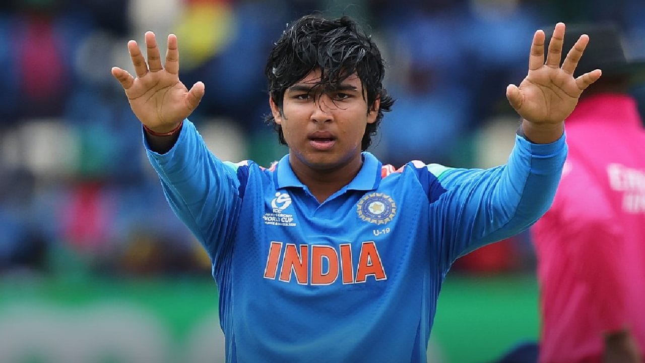 ಅಷ್ಟೇ ಅಲ್ಲದೆ ಅತೀ ಕಡಿಮೆ ಇನಿಂಗ್ಸ್​ಗಳ ಮೂಲಕ ಯೂತ್ ಒಡಿಐ ಕ್ರಿಕೆಟ್​ನಲ್ಲಿ 100 ಸಿಕ್ಸ್ ಪೂರೈಸಿದ ಬ್ಯಾಟ್ಸ್​ಮನ್ ಎಂಬ ಹೆಗ್ಗಳಿಕೆಯನ್ನು ತಮ್ಮದಾಗಿಸಿಕೊಂಡಿದ್ದಾರೆ. ವೈಭವ್ ಸೂರ್ಯವಂಶಿ ಕೇವಲ 25 ಇನಿಂಗ್ಸ್​ಗಳ ಮೂಲಕ 100 ಸಿಕ್ಸರ್​ಗಳನ್ನು ಪೂರೈಸಿದ್ದಾರೆ.