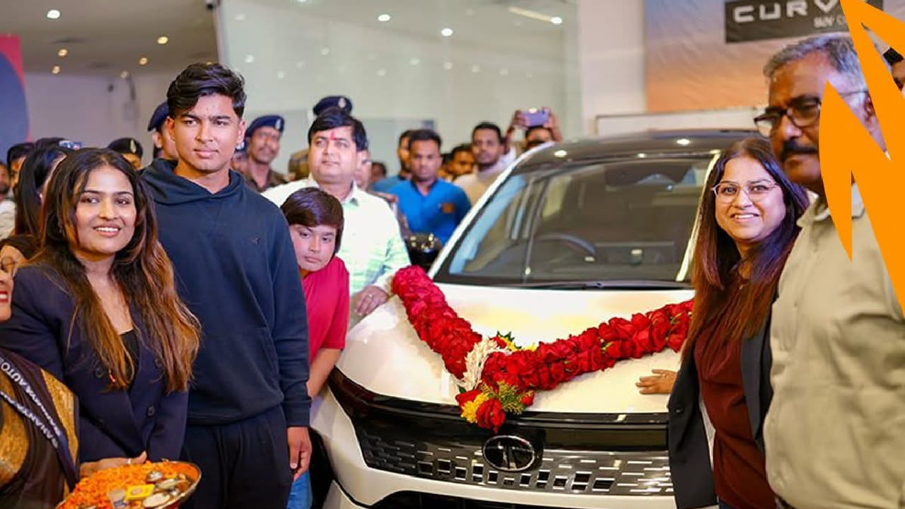 ಇದರ ನಡುವೆ ಪಾಟ್ನಾದ ಅನನ್ಯ ಆಟೋ ಶೋ ರೂಮ್​ನಲ್ಲಿ ನಡೆದ ಸಮಾರಂಭದಲ್ಲಿ ಕಾಣಿಸಿಕೊಂಡ ವೈಭವ್ ಸೂರ್ಯವಂಶಿ ಹೊಸ ಶೋ ರೂಮ್​ ಅನ್ನು ಉದ್ಘಾಟಿಸಿ ಟಾಟಾ ಕರ್ವ್ ಕಾರನ್ನು ಉಡುಗೊರೆಯಾಗಿ ಸ್ವೀಕರಿಸಿದ್ದಾರೆ. ಈ ಫೋಟೋಗಳು ಇದೀಗ ಸೋಷಿಯಲ್ ಮೀಡಿಯಾದಲ್ಲಿ ವೈರಲ್ ಆಗಿದೆ.