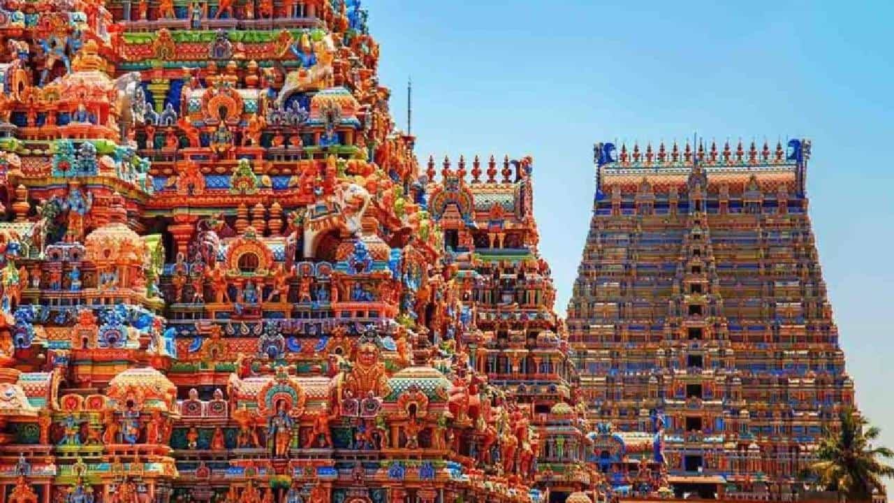Spiritual Reasons: ದೇವಸ್ಥಾನದಲ್ಲಿ ದೇವರ ವಿಗ್ರಹದ ಮುಂದೆ ಯಾಕೆ ಫೋಟೋ, ಸೆಲ್ಫಿ ತೆಗೆಯಬಾರದು? ಆಧ್ಯಾತ್ಮಿಕ ಕಾರಣ ಇಲ್ಲಿದೆ Spiritual Reasons: ದೇವಸ್ಥಾನದಲ್ಲಿ ದೇವರ ವಿಗ್ರಹದ ಮುಂದೆ ಯಾಕೆ ಫೋಟೋ, ಸೆಲ್ಫಿ ತೆಗೆಯಬಾರದು? ಆಧ್ಯಾತ್ಮಿಕ ಕಾರಣ ಇಲ್ಲಿದೆ
