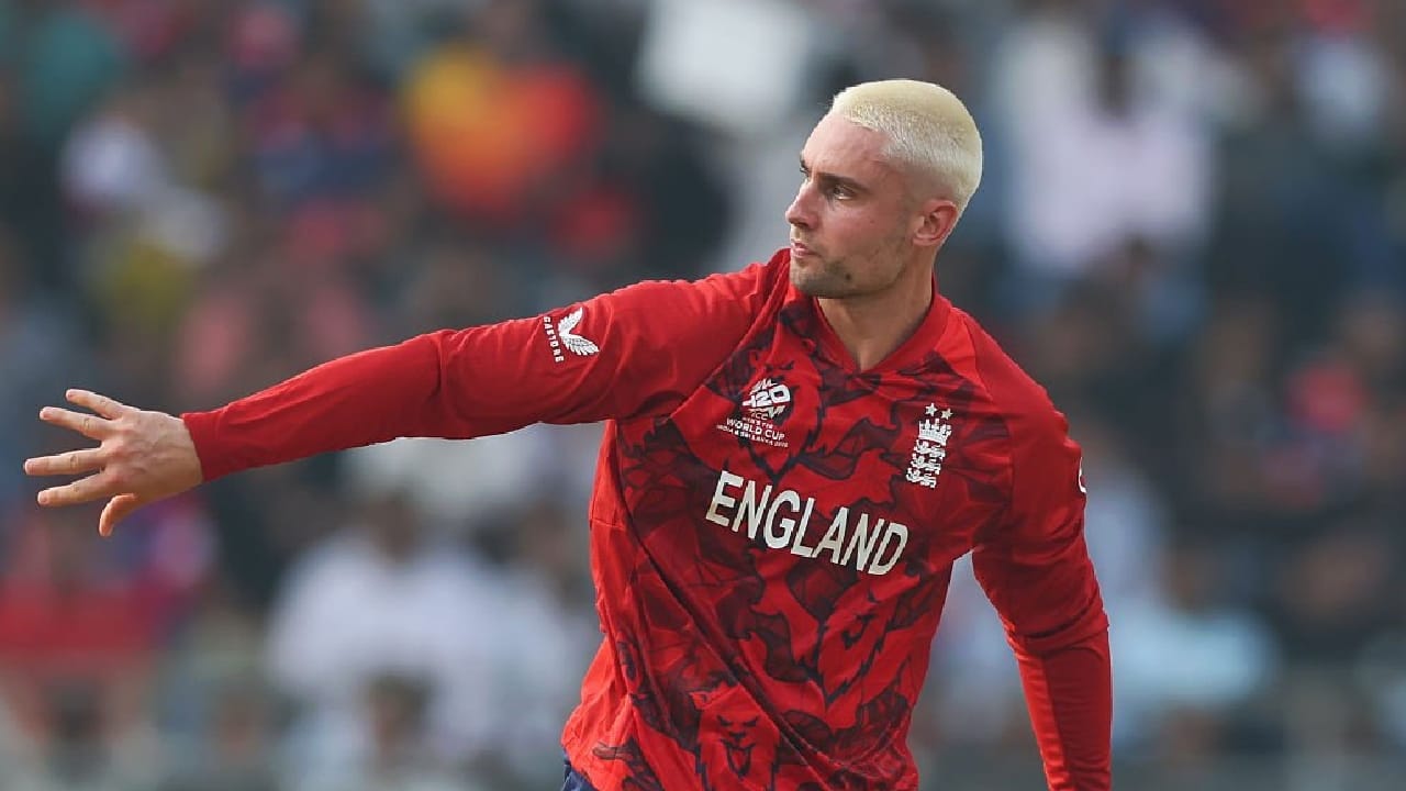 ಇದಕ್ಕೆ ಮುಖ್ಯ ಕಾರಣ ವಿಲ್ ಜಾಕ್ಸ್ ಅವರ ಸ್ಟ್ರೈಕ್ ರೇಟ್. ಅಂತಿಮ ಹಂತದಲ್ಲಿ ಬ್ಯಾಟ್ ಬೀಸಿದ್ದ ಜಾಕ್ಸ್ 216.67 ಸ್ಟ್ರೈಕ್ ರೇಟ್​​ನಲ್ಲಿ ಅಜೇಯ 39 ರನ್ ಚಚ್ಚಿದ್ದರು. ಅಷ್ಟೇ ಅಲ್ಲದೆ 2 ಓವರ್​​​ಗಳಲ್ಲಿ 17 ರನ್ ನೀಡಿ 1 ವಿಕೆಟ್​ ಅನ್ನು ಸಹ ಕಬಳಿಸಿದ್ದರು. ಅಂದರೆ ಇಲ್ಲಿ ಸ್ಟ್ರೈಕ್ ರೇಟ್ ಹಾಗೂ ವಿಕೆಟ್​ ಅನ್ನು ಪರಿಗಣನೆ ತೆಗೆದುಕೊಳ್ಳುವ ಮೂಲಕ 39 ರನ್​ ಗಳಿಸಿದ ವಿಲ್ ಜಾಕ್ಸ್​ಗೆ ಪಂದ್ಯ ಶ್ರೇಷ್ಠ ಪ್ರಶಸ್ತಿ ನೀಡಲಾಗಿದೆ.