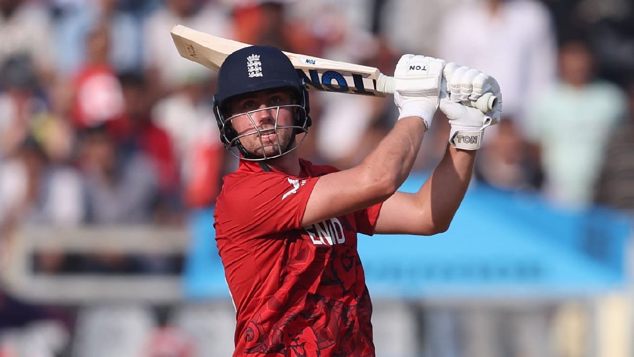 ಇದಾದ ಬಳಿಕ 5ನೇ ಕ್ರಮಾಂಕದಲ್ಲಿ ಕಣಕ್ಕಿಳಿದ ನಾಯಕ ಹ್ಯಾರಿ ಬ್ರೂಕ್ 32 ಎಸೆತಗಳಲ್ಲಿ 3 ಸಿಕ್ಸ್ ಹಾಗೂ 4 ಫೋರ್​​​ಗಳೊಂದಿಗೆ 53 ರನ್ ಬಾರಿಸಿದರು. ಇನ್ನು ಅಂತಿಮ ಹಂತದಲ್ಲಿ ಬ್ಯಾಟ್ ಬೀಸಿದ ವಿಲ್ ಜಾಕ್ಸ್​ 18 ಎಸೆತಗಳಲ್ಲಿ 4 ಭರ್ಜರಿ ಸಿಕ್ಸ್ ಹಾಗೂ 1 ಫೋರ್​​ನೊಂದಿಗೆ ಅಜೇಯ 39 ರನ್​ ಚಚ್ಚಿದರು. ಈ ಮೂಲಕ 20 ಓವರ್​​ಗಳಲ್ಲಿ ಇಂಗ್ಲೆಂಡ್ 184 ರನ್ ಕಲೆಹಾಕಿತು.