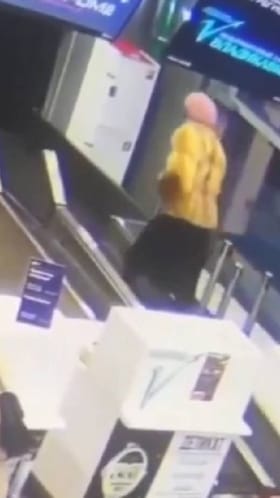 ಮೂವಿಂಗ್ ವಾಕ್​​ವೇ​​ ಎಂದುಕೊಂಡು ಬ್ಯಾಗೇಜ್ ಟ್ರಾಲಿ ಮೇಲೆ ನಡೆದ ಮಹಿಳೆ