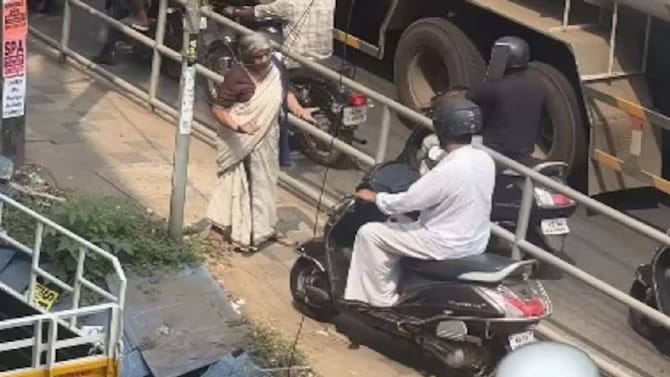 ಫುಟ್ಪಾತ್​​ ಮೇಲೆ ಬಂದ ಬೈಕ್​ಗೆ ಅಡ್ಡವಾಗಿ ನಿಂತ ದಿಟ್ಟ ಮಹಿಳೆ