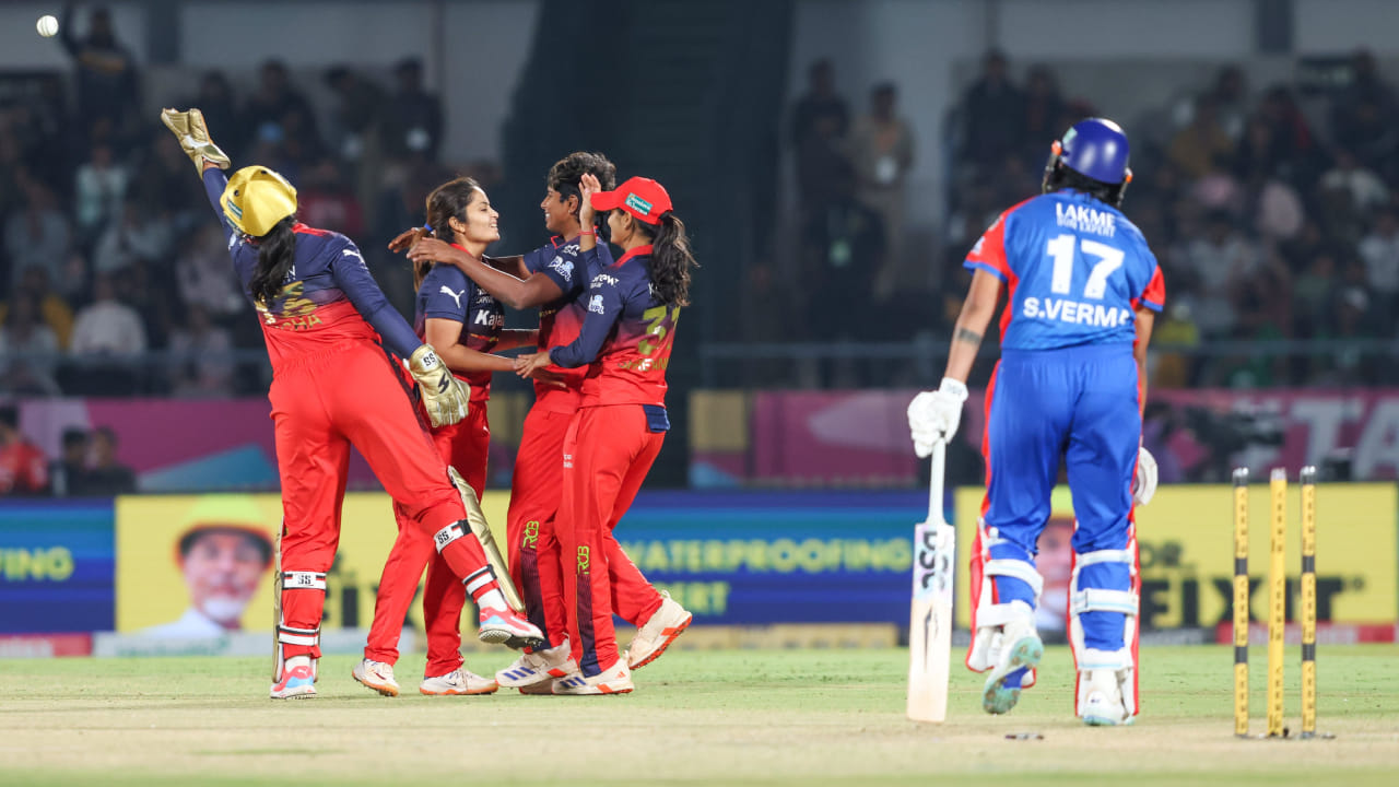 ಈ ಫೈನಲ್ ಪಂದ್ಯ ನಡೆಯಲಿರುವ ವಡೋದರಾದಲ್ಲಿ ಎರಡು ತಂಡಗಳ ದಾಖಲೆಯ ಬಗ್ಗೆ ಹೇಳುವುದಾದರೆ.. ಆರ್‌ಸಿಬಿ ಇಲ್ಲಿ ಆಡಿರುವ ಆರು ಪಂದ್ಯಗಳಲ್ಲಿ ನಾಲ್ಕರಲ್ಲಿ ಗೆದ್ದಿದ್ದರೆ, ಇತ್ತ ಡೆಲ್ಲಿ ಕ್ಯಾಪಿಟಲ್ಸ್ ಆಡಿರುವ ಎಂಟು ಪಂದ್ಯಗಳಲ್ಲಿ ಆರರಲ್ಲಿ ಗೆದ್ದಿದೆ. ಇನ್ನು ಡಬ್ಲ್ಯೂಪಿಎಲ್ 2026 ರಲ್ಲಿ ಆರ್‌ಸಿಬಿ ವಡೋದರಾದಲ್ಲಿ ನಾಲ್ಕು ಪಂದ್ಯಗಳನ್ನು ಆಡಿದ್ದು, ಎರಡರಲ್ಲಿ ಗೆದ್ದಿದ್ದರೆ, ಎರಡರಲ್ಲಿ ಸೋತಿದೆ. ಇನ್ನು ಡೆಲ್ಲಿ ತಂಡ ಆಡಿರುವ ಐದು ಪಂದ್ಯಗಳಲ್ಲಿ ನಾಲ್ಕರಲ್ಲಿ ಗೆದ್ದಿದೆ.