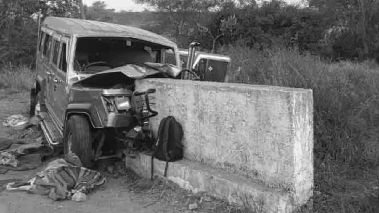 ಯಾದಗಿರಿ: ತಡೆಗೋಡೆಗೆ ಕ್ರೂಸರ್ ವಾಹನ ಡಿಕ್ಕಿ; ಸ್ಥಳದಲ್ಲಿಯೇ ಮೂವರು ಸಾವು! ಯಾದಗಿರಿ: ತಡೆಗೋಡೆಗೆ ಕ್ರೂಸರ್ ವಾಹನ ಡಿಕ್ಕಿ; ಸ್ಥಳದಲ್ಲಿಯೇ ಮೂವರು ಸಾವು!