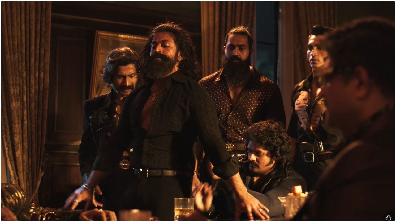 ವಿವಿಧ ಹಂತಗಳಲ್ಲಿ ‘ಟಾಕ್ಸಿಕ್’ ಸಿನಿಮಾ ಕಥೆ ಸಾಗುತ್ತದೆ ಎನ್ನಲಾಗಿದೆ. 2 ದಶಕಗಳ ಕಥೆಯನ್ನು ಇದು ಹೊಂದಿದೆ ಎಂಬ ಮಾತು ಕೂಡ ಇದೆ. 