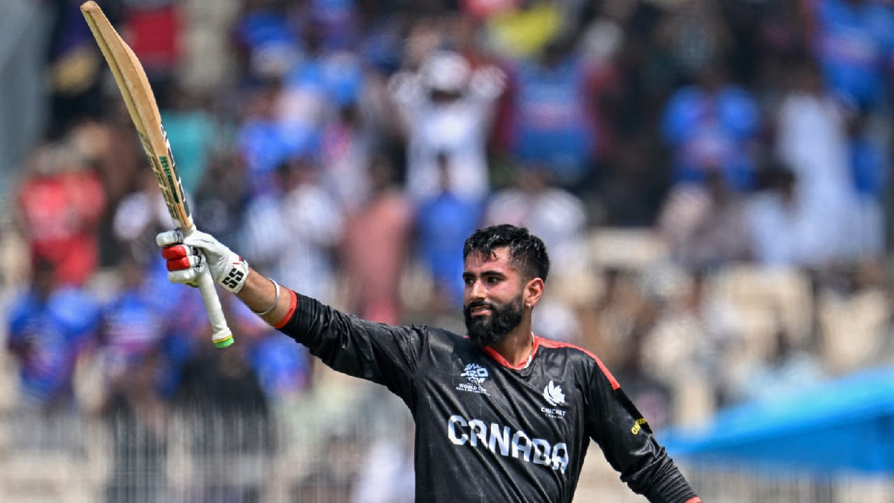 ಆರಂಭದಲ್ಲಿ ಎಚ್ಚರಿಕೆಯ ಬ್ಯಾಟಿಂಗ್​​ ಪ್ರದರ್ಶಿಸಿದ್ದ ಯುವರಾಜ್ ಸಮ್ರಾ ಆ ಬಳಿಕ ಬಿರುಸಿನ ಬ್ಯಾಟಿಂಗ್​ಗೆ ಒತ್ತು ನೀಡಿದರು. ಪರಿಣಾಮ ಯುವ ದಾಂಡಿಗನ ಬ್ಯಾಟ್​ನಿಂದ ಕೇವಲ 58 ಎಸೆತಗಳಲ್ಲಿ ಶತಕ ಮೂಡಿಬಂತು. ಈ ಸೆಂಚುರಿಯೊಂದಿಗೆ ಟಿ20 ವಿಶ್ವಕಪ್ ಇತಿಹಾಸದಲ್ಲಿ ಶತಕ ಬಾರಿಸಿದ ಅತ್ಯಂತ ಕಿರಿಯ ಬ್ಯಾಟರ್ ಎನಿಸಿಕೊಂಡರು.