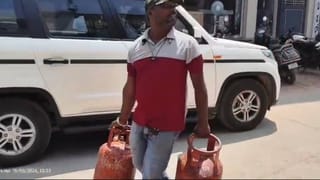 ಕೋಲಾರ: ಹೋಟೆಲ್​, ಬೇಕರಿಗಳಲ್ಲಿ ಅಕ್ರಮವಾಗಿ ಬಳಕೆ ಮಾಡುತ್ತಿದ್ದ 21 ಗೃಹಬಳಕೆ ಸಿಲಿಂಡರ್​ ವಶಕ್ಕೆ