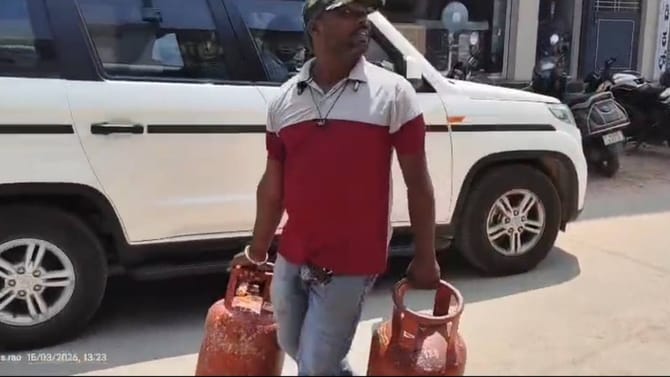 ಅಕ್ರಮವಾಗಿ ಬಳಕೆ ಮಾಡುತ್ತಿದ್ದ 21 ಗೃಹಬಳಕೆ ಸಿಲಿಂಡರ್​ ವಶಕ್ಕೆ