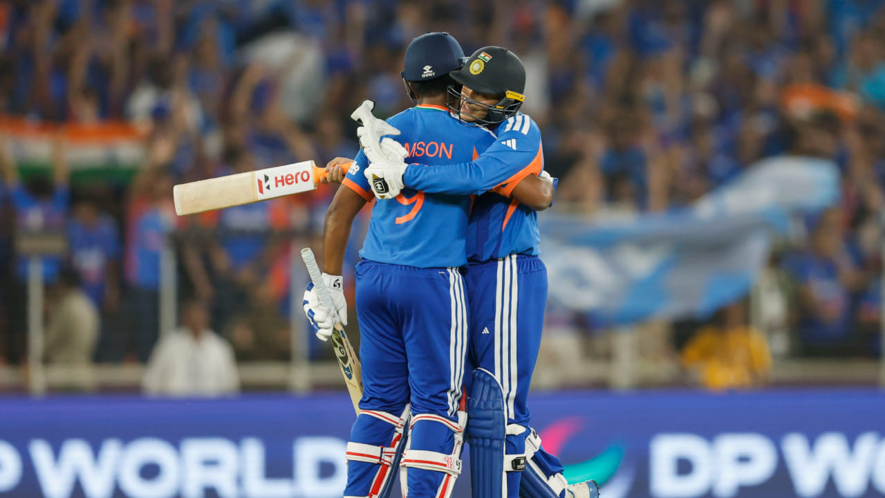 ಅಭಿಷೇಕ್ ಶರ್ಮಾ ಮತ್ತು ಸಂಜು ಸ್ಯಾಮ್ಸನ್ ಟಿ20 ವಿಶ್ವಕಪ್ ಫೈನಲ್‌ನಲ್ಲಿ 98 ರನ್‌ಗಳ ಪಾಲುದಾರಿಕೆಯನ್ನು ಹಂಚಿಕೊಂಡರು. ಈ ಮೂಲಕ ಟಿ20 ವಿಶ್ವಕಪ್ ಪವರ್‌ಪ್ಲೇನಲ್ಲಿ ಅತಿ ಹೆಚ್ಚು ರನ್ ಗಳಿಸಿದ ವಿಶ್ವ ದಾಖಲೆಯನ್ನು ನಿರ್ಮಿಸಿದರು. ಈ ಇಬ್ಬರು ಒಟ್ಟಾಗಿ ಪವರ್‌ಪ್ಲೇನಲ್ಲಿ ವಿಕೆಟ್ ಕಳೆದುಕೊಳ್ಳದೆ 92 ರನ್ ಕಲೆಹಾಕಿದರು. ಇದಕ್ಕೂ ಮೊದಲು, ವೆಸ್ಟ್ ಇಂಡೀಸ್ ಕಳೆದ ಟಿ20 ವಿಶ್ವಕಪ್‌ನಲ್ಲಿ ಅಫ್ಘಾನಿಸ್ತಾನ ವಿರುದ್ಧ ಪವರ್‌ಪ್ಲೇನಲ್ಲಿ 92 ರನ್ ಗಳಿಸಿತ್ತು, ಆದರೆ ಒಂದು ವಿಕೆಟ್ ಕಳೆದುಕೊಂಡಿತ್ತು.
