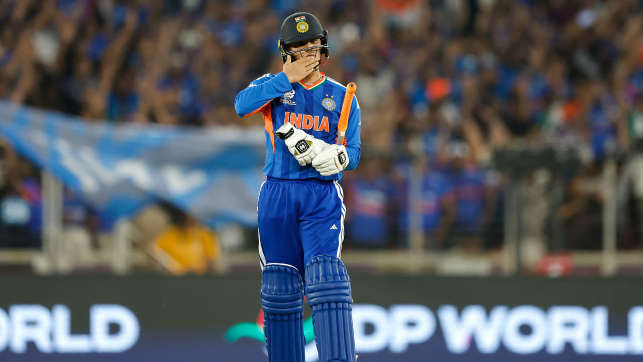 ಟಿ20 ವಿಶ್ವಕಪ್‌ನ ಪವರ್‌ಪ್ಲೇನಲ್ಲಿ 51 ರನ್ ಬಾರಿಸಿದ ಅಭಿಷೇಕ್ ಶರ್ಮಾ ಈ ಮೂಲಕ ರೋಹಿತ್ ಶರ್ಮಾ ಅವರ ದಾಖಲೆಯನ್ನು ಸರಿಗಟ್ಟಿದರು. ರೋಹಿತ್ ಶರ್ಮಾ 2024 ರ ಟಿ20 ವಿಶ್ವಕಪ್‌ನಲ್ಲಿ ಪವರ್‌ಪ್ಲೇನಲ್ಲಿ 51 ರನ್ ಬಾರಿಸಿದ್ದರು. ಇದೀಗ ಅಭಿಷೇಕ್ ಕೂಡ ಈ ಸಾಧನೆ ಮಾಡಿದ್ದಾರೆ. 2021 ರಲ್ಲಿ, ಕೆಎಲ್ ರಾಹುಲ್ ಪವರ್‌ಪ್ಲೇಯಲ್ಲಿ 50 ರನ್ ಬಾರಿಸಿದ್ದರು. ಹಾಗೆಯೇ ಈ ಟಿ20 ವಿಶ್ವಕಪ್‌ನಲ್ಲಿ ಇಶಾನ್ ಕಿಶನ್ ಕೂಡ ಪವರ್‌ಪ್ಲೇನಲ್ಲಿ 50 ರನ್ ಕಲೆಹಾಕಿದ್ದರು.