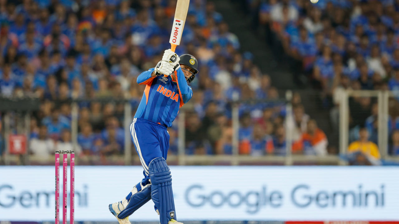 ಇಡೀ ಟಿ20 ವಿಶ್ವಕಪ್​ನಲ್ಲಿ ಮೌನಕ್ಕೆ ಶರಣಾಗಿದ್ದ ಅಭಿಷೇಕ್ ಶರ್ಮಾ ಅವರ ಬ್ಯಾಟ್ ಕೊನೆಗೂ ಸದ್ದು ಮಾಡಿದೆ. ಲೀಗ್ ಹಂತದಿಂದ ಹಿಡಿದು ಫೈನಲ್​ವರೆಗೂ ಅಭಿಷೇಕ್ ಶರ್ಮಾ ಬ್ಯಾಟ್​ನಿಂದ ಸಿಡಿದಿದ್ದು, ಕೇವಲ ಒಂದೇ ಒಂದು ಅರ್ಧಶತಕ ಮಾತ್ರ. ಹೀಗಾಗಿ ಅಭಿಷೇಕ್ ಮೇಲೆ ಇಡೀ ಭಾರತದ ಅಭಿಮಾನಿಗಳು ಅಸಮಾಧಾನಗೊಂಡಿದ್ದರು. ಹೀಗಿದ್ದರೂ ಅಭಿಷೇಕ್​ಗೆ ಫೈನಲ್ ಪಂದ್ಯದಲ್ಲಿ ಆಡುವ ಅವಕಾಶ ಸಿಕ್ಕಿತು.