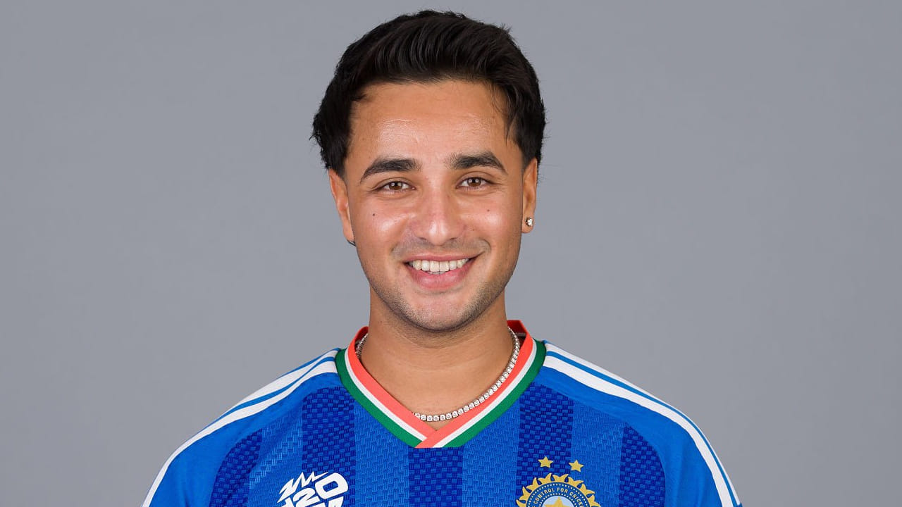 1- ಅಭಿಷೇಕ್ ಶರ್ಮಾ: ಟೀಮ್ ಇಂಡಿಯಾದ ಯುವ ದಾಂಡಿಗ ಅಭಿಷೇಕ್ ಶರ್ಮಾ ಈ ಬಾರಿ ಕೂಡ ಅಗ್ರಸ್ಥಾನವನ್ನು ಕಾಯ್ದುಕೊಳ್ಳುವಲ್ಲಿ ಯಶಸ್ವಿಯಾಗಿದ್ದಾರೆ. ಆದರೆ ಟಿ20 ವಿಶ್ವಕಪ್​ನಲ್ಲಿನ ಕಳಪೆ ಪ್ರದರ್ಶನದ ಕಾರಣ ರೇಟಿಂಗ್​ನಲ್ಲಿ ಕುಸಿತ ಕಂಡಿದ್ದು, ಇದಾಗ್ಯೂ 875 ಅಂಕಗಳೊಂದಿಗೆ ಮೊದಲ ಸ್ಥಾನವನ್ನು ಕಾಯ್ದುಕೊಂಡಿದ್ದಾರೆ.