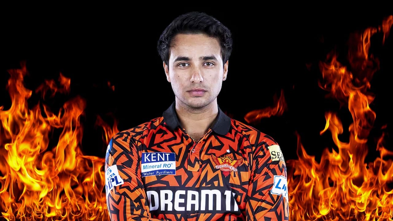 ಇತ್ತ ಅಭಿಷೇಕ್ ಶರ್ಮಾ ಕೂಡ ಈ ಹಿಂದೆ ನಾಯಕನಾಗಿ ಕಾಣಿಸಿಕೊಂಡಿದ್ದರು. 2016 ರಲ್ಲಿ ಅಭಿಷೇಕ್ ಮುಂದಾಳತ್ವದಲ್ಲಿ ಭಾರತ ತಂಡ ಯೂತ್ ಏಷ್ಯಾ ಕಪ್ ಪ್ರಶಸ್ತಿಯನ್ನು ಗೆದ್ದುಕೊಂಡಿತ್ತು. ಇನ್ನು ವಿಜಯ್ ಹಝಾರೆ ಮತ್ತು ಇತರ ದೇಶೀಯ ಪಂದ್ಯಗಳಲ್ಲಿ ಪಂಜಾಬ್ ತಂಡದ ನಾಯಕತ್ವದ ಜವಾಬ್ದಾರಿಯನ್ನು ನಿರ್ವಹಿಸಿದ್ದಾರೆ. 