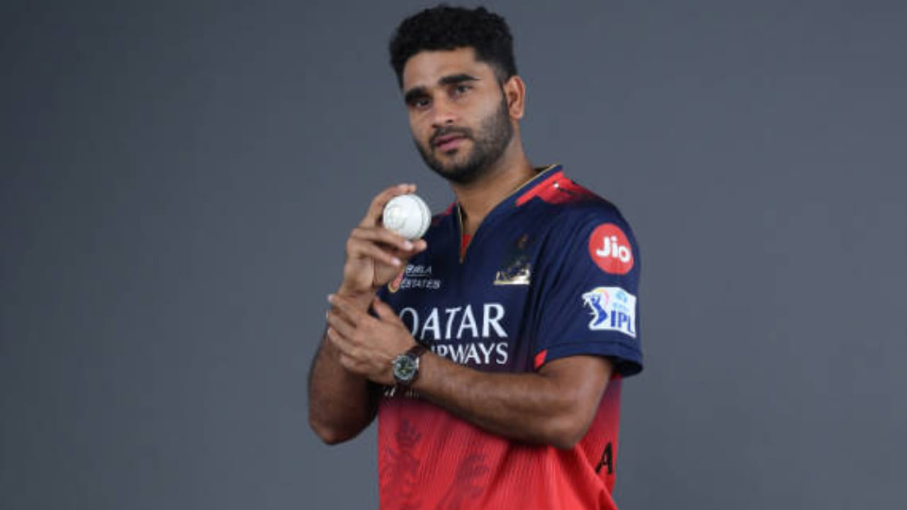 ಅಭಿನಂದನ್ ಸಿಂಗ್: ಮೂರನೇ ಆಯ್ಕೆಯಾಗಿ ಅಭಿನಂದನ್ ಸಿಂಗ್ ಕೂಡ ಚರ್ಚೆಯಲ್ಲಿದ್ದಾರೆ. ಕಳೆದ ಆವೃತ್ತಿಯಲ್ಲಿಯೂ ಅವರು ಆರ್ಸಿಬಿ ತಂಡದಲ್ಲಿದ್ದರು. ಯುಪಿ ಟಿ20 ಲೀಗ್ನಲ್ಲಿ ಅವರ ಪ್ರದರ್ಶನ ಗಮನಾರ್ಹವಾಗಿದ್ದು ಆಡಿದ 11 ಪಂದ್ಯಗಳಲ್ಲಿ 15 ವಿಕೆಟ್ಗಳನ್ನು ಪಡೆದಿದ್ದಾರೆ.