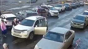 ಓಡಿ ಬಂದು ರಸ್ತೆ ದಾಟಲು ಹೋಗಿ ಜಾರಿಬಿದ್ದು ವಾಹನದಡಿಗಾದ ಯುವತಿ