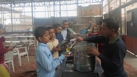 ಗ್ಯಾಸ್ ಸಿಲಿಂಡರ್ ಕೊರತೆ ನಡುವೆಯೂ ಲಕ್ಷಾಂತರ ಮಕ್ಕಳಿಗೆ ಬಿಸಿ ಬಿಸಿ ಊಟ!