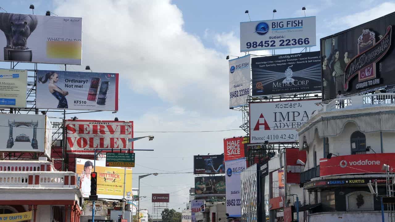 ಗ್ರಾಮಾಂತರ ಪ್ರದೇಶದಲ್ಲಿ ಮನೆಗಳ ಮೇಲೆ ಹಾಕಿದ ಜಾಹೀರಾತಿಗೂ ತೆರಿಗೆ!: ವಿಪಕ್ಷಗಳಿಂದ ತೀವ್ರ ವಿರೋಧ ಗ್ರಾಮಾಂತರ ಪ್ರದೇಶದಲ್ಲಿ ಮನೆಗಳ ಮೇಲೆ ಹಾಕಿದ ಜಾಹೀರಾತಿಗೂ ತೆರಿಗೆ!: ವಿಪಕ್ಷಗಳಿಂದ ತೀವ್ರ ವಿರೋಧ