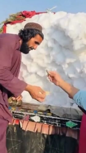 ಅಫ್ಘಾನಿಸ್ತಾನದಲ್ಲಿ ಹಿಮವನ್ನೂ ರಸ್ತೆ ಬದಿ ಮಾರಾಟ ಮಾಡ್ತಾರೆ!