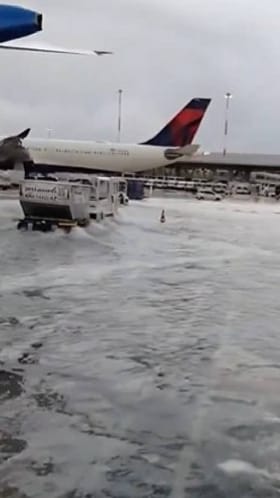 ರೋಮ್​​ನಲ್ಲಿ ಭಾರಿ ಮಳೆ, ದೊಡ್ಡ ಕೆರೆಯಂತಾದ ಏರ್​ಪೋರ್ಟ್​