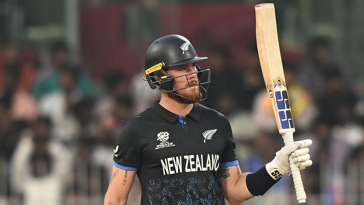 ಮೂರನೇ ಶತಕ: ನ್ಯೂಝಿಲೆಂಡ್ ಪರ ಟಿ20 ಕ್ರಿಕೆಟ್​ನಲ್ಲಿ ಅತ್ಯಧಿಕ ಸೆಂಚುರಿ ಸಿಡಿಸಿದ ಬ್ಯಾಟರ್​ಗಳ ಪಟ್ಟಿಯಲ್ಲೂ ಫಿನ್ ಅಲೆನ್ ಅಗ್ರಸ್ಥಾನಕ್ಕೇರಿದ್ದಾರೆ. ಅದು ಕೂಡ 3 ಶತಕ ಬಾರಿಸುವ ಮೂಲಕ ಎಂಬುದು ವಿಶೇಷ. ಅಲ್ಲದೆ ಟಿ20 ವಿಶ್ವಕಪ್​ನಲ್ಲಿ ಶತಕ ಬಾರಿಸಿದ ಮೂರನೇ ಕಿವೀಸ್ ದಾಂಡಿಗ ಎನಿಸಿಕೊಂಡಿದ್ದಾರೆ.