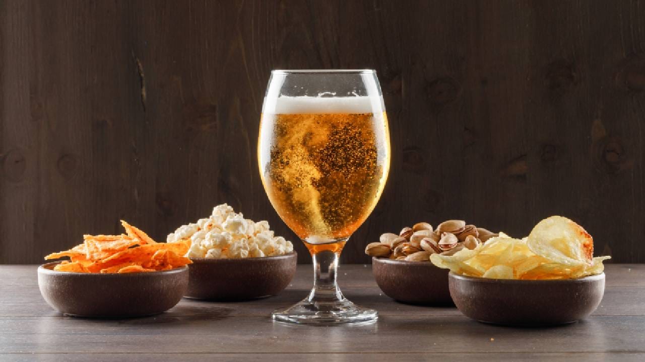 ಆಲ್ಕೋಹಾಲ್ ಜೊತೆ ಈ ಆಹಾರ ಪದಾರ್ಥಗಳನ್ನು ಸೇವನೆ ಮಾಡಬಾರದಂತೆ; ಯಾಕೆ ಗೊತ್ತಾ? ಆಲ್ಕೋಹಾಲ್ ಜೊತೆ ಈ ಆಹಾರ ಪದಾರ್ಥಗಳನ್ನು ಸೇವನೆ ಮಾಡಬಾರದಂತೆ; ಯಾಕೆ ಗೊತ್ತಾ?