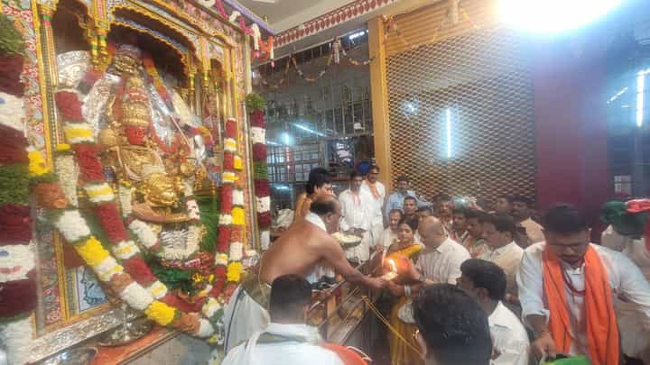 ರಾಜಕೀಯದ 2ನೇ ಇನ್ನಿಂಗ್ಸ್ ಆರಂಭಿಸುವ ಮುನ್ನ ಶಿರಸಿ ಮಾರಿಕಾಂಬಾ ದೇವಿಯ ದರ್ಶನ ಪಡೆದ ಅನಂತ್ ಕುಮಾರ್ ಹೆಗಡೆ ರಾಜಕೀಯದ 2ನೇ ಇನ್ನಿಂಗ್ಸ್ ಆರಂಭಿಸುವ ಮುನ್ನ ಶಿರಸಿ ಮಾರಿಕಾಂಬಾ ದೇವಿಯ ದರ್ಶನ ಪಡೆದ ಅನಂತ್ ಕುಮಾರ್ ಹೆಗಡೆ