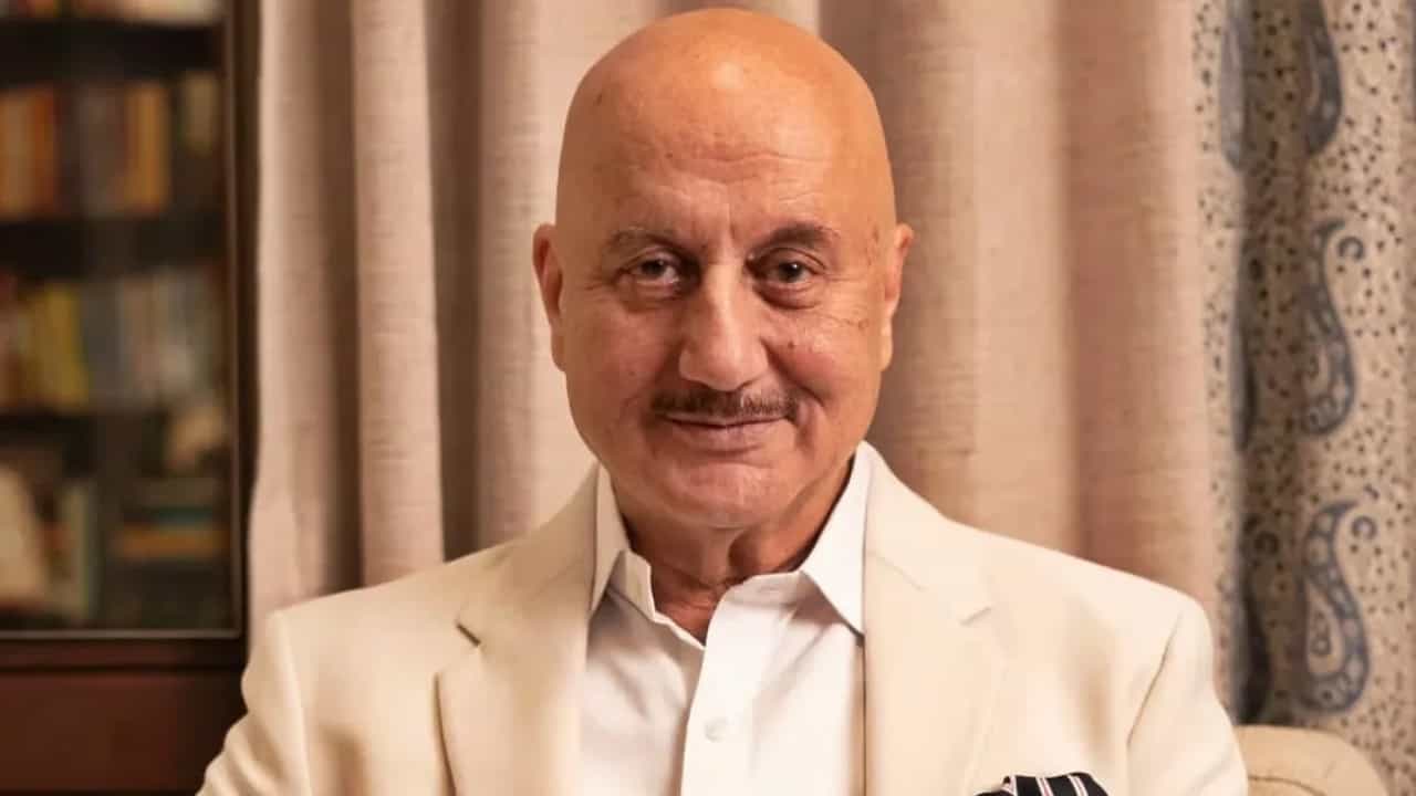 ಪ್ರತಿ ಸಿನಿಮಾದ ಸಂಭಾವನೆಯಲ್ಲಿ ತಮ್ಮ ಗುರುವಿಗೆ 25 ಸಾವಿರ ಕೊಡ್ತಾರೆ ಅನುಪಮ್ ಖೇರ್ ಪ್ರತಿ ಸಿನಿಮಾದ ಸಂಭಾವನೆಯಲ್ಲಿ ತಮ್ಮ ಗುರುವಿಗೆ 25 ಸಾವಿರ ಕೊಡ್ತಾರೆ ಅನುಪಮ್ ಖೇರ್