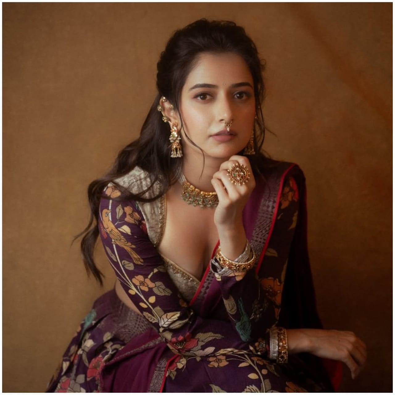 ಆಶಿಕಾ ರಂಗನಾಥ್ ಅವರು ಥೇಟ್ ಯುವ ರಾಣಿಯಂತೆ ಕಂಗೊಳಿಸಿದ್​ದಾರೆ. ಅವರ ಹೊಸ ಫೋಟೋಗಳು ಗಮನ ಸೆಳೆದಿವೆ. ಅವರ ಕ್ಲಾಸಿಕ್ ಗ್ಲಾಮ್ ಲುಕ್ ಅನ್ನು ಅಭಿಮಾನಿಗಳು ಬಹುವಾಗಿ ಇಷ್ಟಪಟ್ಟಿದ್ದಾರೆ. 