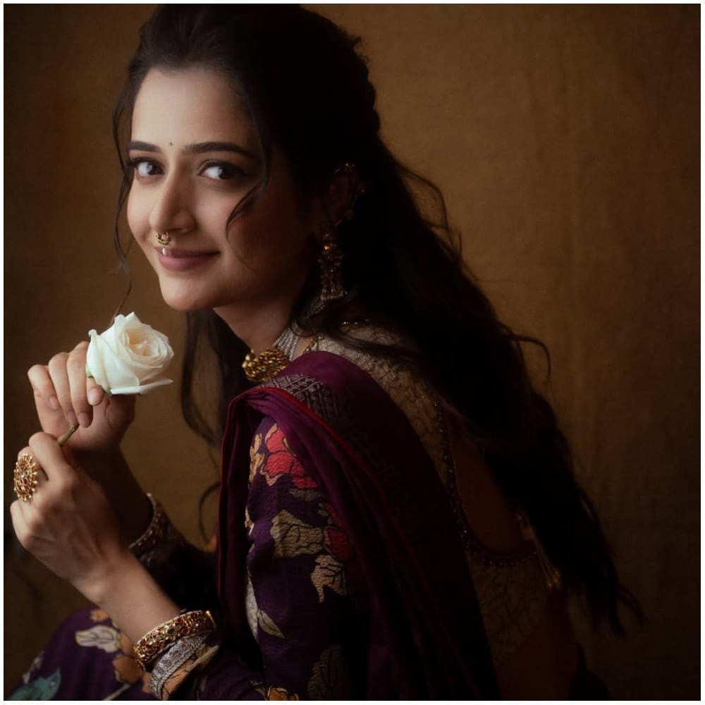 ಆಶಿಕಾ ಫೋಟೋಗಳು ರೆಟ್ರೋ ಥೀಮ್​​ನಲ್ಲಿ ಇವೆ. ಕೈಯಲ್ಲಿ ಹಿಡಿದ ಗುಲಾಬಿ ಹೂವು ಗಮನ ಸೆಳೆದಿದೆ. ಆಶಿಕಾ ಫೋಟೋ ಹಂಚಿಕೊಂಡ ಕೆಲವೇ ಸಮಯದಲ್ಲಿ ಲಕ್ಷಾಂತರ ವೀವ್ಸ್ ಪಡೆದುಕೊಂಡಿದೆ. 