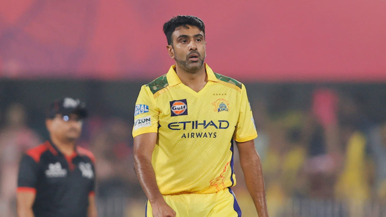 ಸ್ಟಾರ್ ಸ್ಪಿನ್ನರ್ ರವಿಚಂದ್ರನ್ ಅಶ್ವಿನ್ ಅಂತರರಾಷ್ಟ್ರೀಯ ಕ್ರಿಕೆಟ್ ಮತ್ತು ಐಪಿಎಲ್‌ನಿಂದ ನಿವೃತ್ತರಾಗಿದ್ದಾರೆ. ಆದರೆ ತಮ್ಮ ಸ್ಪಿನ್ ಬೌಲಿಂಗ್ ಮೂಲಕ ತಂಡಗಳನ್ನು ಕಠಿಣ ಪರಿಸ್ಥಿತಿಯಿಂದ ರಕ್ಷಿಸುವ ಅವರ ಸಾಮರ್ಥ್ಯವು ವಿಶೇಷ ಪ್ರತಿಭೆಯಾಗಿ ಉಳಿದಿದೆ. ರವಿಚಂದ್ರನ್ ಅಶ್ವಿನ್ ಐಪಿಎಲ್‌ನಲ್ಲಿ 16 ಆವೃತ್ತಿಗಳನ್ನು ಆಡಿದ್ದು, 187 ವಿಕೆಟ್‌ಗಳನ್ನು ಕಬಳಿಸಿದ್ದಾರೆ. ಆದಾಗ್ಯೂ, ರವಿಚಂದ್ರನ್ ಅಶ್ವಿನ್ ಎಂದಿಗೂ ಪರ್ಪಲ್ ಕ್ಯಾಪ್ ಗೆದ್ದಿಲ್ಲ.