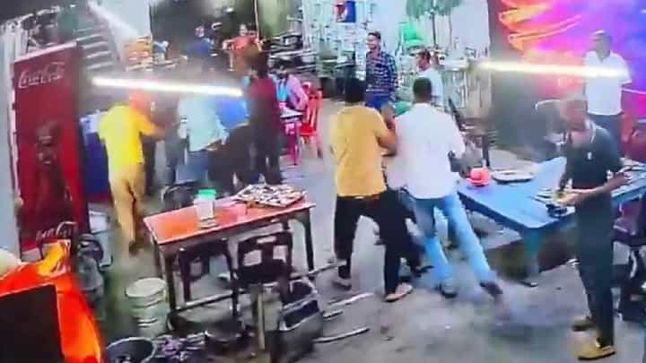 Video: ಬಾಟಲಿಯಲ್ಲಿ ಪೆಟ್ರೋಲ್ ತುಂಬಲು ನಿರಾಕರಿಸಿದ್ದಕ್ಕೆ ಪೆಟ್ರೋಲ್ ಬಂಕ್ ಸಿಬ್ಬಂದಿಗೆ ಹಿಗ್ಗಾಮುಗ್ಗ ಥಳಿತ Video: ಬಾಟಲಿಯಲ್ಲಿ ಪೆಟ್ರೋಲ್ ತುಂಬಲು ನಿರಾಕರಿಸಿದ್ದಕ್ಕೆ ಪೆಟ್ರೋಲ್ ಬಂಕ್ ಸಿಬ್ಬಂದಿಗೆ ಹಿಗ್ಗಾಮುಗ್ಗ ಥಳಿತ