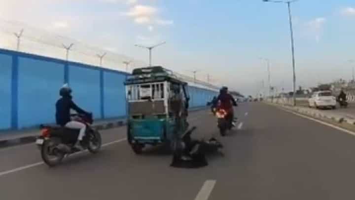 Video: ಆಟೋದಲ್ಲಿ ಮಕ್ಕಳ ಅಪಹರಿಸಲು ಯತ್ನ, ಚಲಿಸುತ್ತಿರುವ ವಾಹನದಿಂದ ಹಾರಿದ ಮಕ್ಕಳು Video: ಆಟೋದಲ್ಲಿ ಮಕ್ಕಳ ಅಪಹರಿಸಲು ಯತ್ನ, ಚಲಿಸುತ್ತಿರುವ ವಾಹನದಿಂದ ಹಾರಿದ ಮಕ್ಕಳು