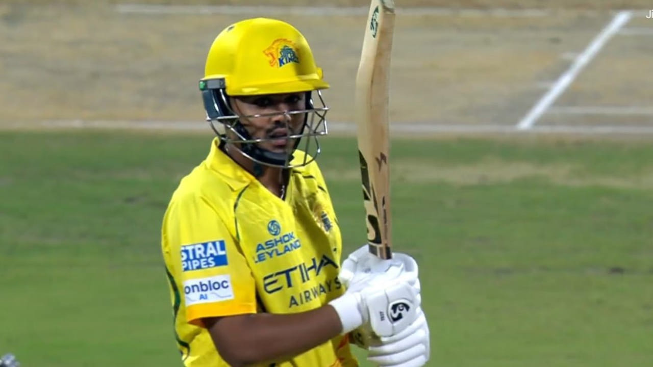 ರುತುರಾಜ್ ವಿಕೆಟ್ ಪತನದ ಬಳಿಕ ಯುವ ಬ್ಯಾಟರ್ ಆಯುಷ್ ಮ್ಹಾತ್ರೆ ವಿಕೆಟ್ ಕೂ ಪತನವಾಯಿತು. ಆರಂಭಿಕರಿಬ್ಬರು ಖಾತೆ ತೆರೆಯುವಲ್ಲಿ ಯಶಸ್ವಿಯಾದರೆ, ಆಯುಷ್​ಗೆ ಖಾತೆ ತೆರೆಯಲು ಸಾಧ್ಯವಾಗಲಿಲ್ಲ. ಅವರು ಮೊದಲ ಎಸೆತದಲ್ಲೇ ಕೀಪರ್​ ಕೈಗೆ ಕ್ಯಾಚಿತ್ತು ಔಟಾದರು. ಮತ್ತೊಬ್ಬ ಬ್ಯಾಟ್ಸ್‌ಮನ್ ಮ್ಯಾಟ್ ಶಾರ್ಟ್ ಕೂಡ 2 ರನ್​ಗಳಿಗೆ ಬ್ಯಾಟ್ ಎತ್ತಿಟ್ಟರು.