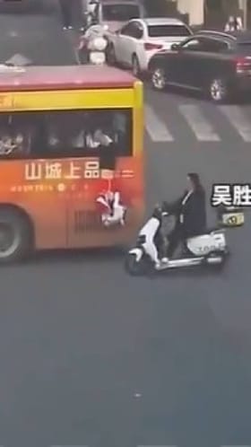 ಅಮ್ಮನ ಕೈಯಿಂದ ಜಾರಿ ಬಸ್ಸಿನ ಕಿಟಕಿಯಲ್ಲಿ ನೇತಾಡಿದ ಮಗು