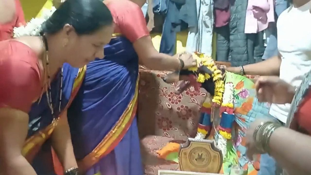 ಸಾಕು ನಾಯಿಗೆ ಅದ್ದೂರಿಯಾಗಿ ಸೀಮಂತ: ಆರತಿ ಎತ್ತಿ, ಉಡಿ ತುಂಬಿದ ಮಹಿಳೆಯರು ಸಾಕು ನಾಯಿಗೆ ಅದ್ದೂರಿಯಾಗಿ ಸೀಮಂತ: ಆರತಿ ಎತ್ತಿ, ಉಡಿ ತುಂಬಿದ ಮಹಿಳೆಯರು