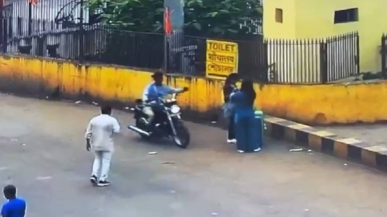 Video: ರೈಲ್ವೆ ಸ್ಟೇಷನ್ ಮುಂಭಾಗ ಬೈಕ್​ನಲ್ಲಿ ಬಂದು ಯುವತಿ ಕೈಯಿಂದ ಬ್ಯಾಗ್ ಕಸಿದು ಕಳ್ಳ ಪರಾರಿ