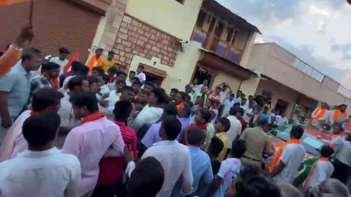 ಒಂದೆಡೆ ರಾಮುಲು, ಇನ್ನೊಂದೆಡೆ ಸಚಿವ ತಿಮ್ಮಾಪುರ: ಕೈ ಕೈ ಮಿಲಾಯಿಸಿದ ಕಾರ್ಯಕರ್ತರು ಒಂದೆಡೆ ರಾಮುಲು, ಇನ್ನೊಂದೆಡೆ ಸಚಿವ ತಿಮ್ಮಾಪುರ: ಕೈ ಕೈ ಮಿಲಾಯಿಸಿದ ಕಾರ್ಯಕರ್ತರು
