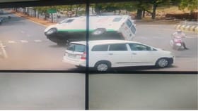 ಇನ್ನೋವಾ ಕಾರು ಡಿಕ್ಕಿಯಾಗಿ ಗರ್ಭಿಣಿ ಇದ್ದ ಆಂಬುಲೆನ್ಸ್ ಪಲ್ಟಿ