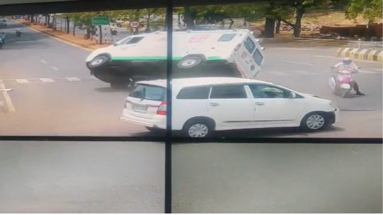 ಬಾಗಲಕೋಟೆಯಲ್ಲಿ ಇನ್ನೋವಾ ಕಾರು ಡಿಕ್ಕಿಯಾಗಿ ಗರ್ಭಿಣಿ ಇದ್ದ ಆಂಬುಲೆನ್ಸ್ ಪಲ್ಟಿ; ಭಯಾನಕ ವಿಡಿಯೋ ಬಾಗಲಕೋಟೆಯಲ್ಲಿ ಇನ್ನೋವಾ ಕಾರು ಡಿಕ್ಕಿಯಾಗಿ ಗರ್ಭಿಣಿ ಇದ್ದ ಆಂಬುಲೆನ್ಸ್ ಪಲ್ಟಿ; ಭಯಾನಕ ವಿಡಿಯೋ