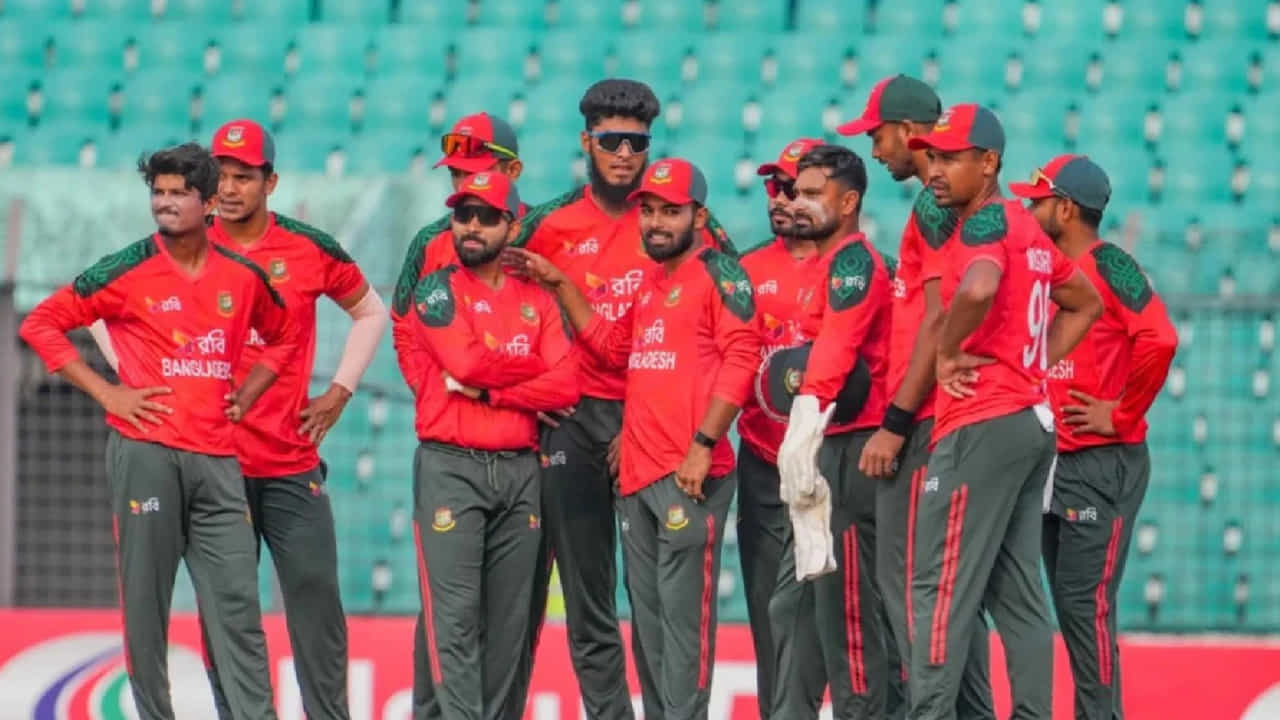 ಬಾಂಗ್ಲಾದೇಶ ಕ್ರಿಕೆಟ್ ತಂಡದ ವೇಗದ ಬೌಲರ್ ಮುಸ್ತಾಫಿಜುರ್ ರೆಹಮಾನ್ರನ್ನು ಐಪಿಎಲ್ನಿಂದ ಹೊರಹಾಕಿದ್ದಕ್ಕಾಗಿ ಏನೆಲ್ಲ ನಡೆಯಿತು ಎಂಬುದು ನಿಮಗೆಲ್ಲ ಗೊತ್ತಿರುವುದೇ. ಬಿಸಿಸಿಐನ ಈ ನಿಲುವಿನಿಂದ ಕೆರಳಿದ ಬಾಂಗ್ಲಾ ಕ್ರಿಕೆಟ್ ಮಂಡಳಿ ಟಿ20 ವಿಶ್ವಕಪ್ನಿಂದಲೇ ಹಿಂದೆ ಸರಿಯಿತು. ಇದರಿಂದ ಬಿಸಿಸಿಐಗೆ ನಷ್ಟವಾಗದಿದ್ದರೂ, ಬಾಂಗ್ಲಾದೇಶ ಕ್ರಿಕೆಟ್ಗೆ ನೂರಾರು ಕೋಟಿ ರೂ.ಗಳ ನಷ್ಟವುಂಟಾಯಿತು.