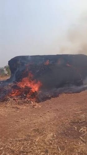 ಆಕಸ್ಮಿಕ ಬೆಂಕಿ‌ ತಗುಲಿ ಎರಡು ಶೇಂಗಾ ಹೊಟ್ಟಿನ ಬಣವೆ ಭಸ್ಮ