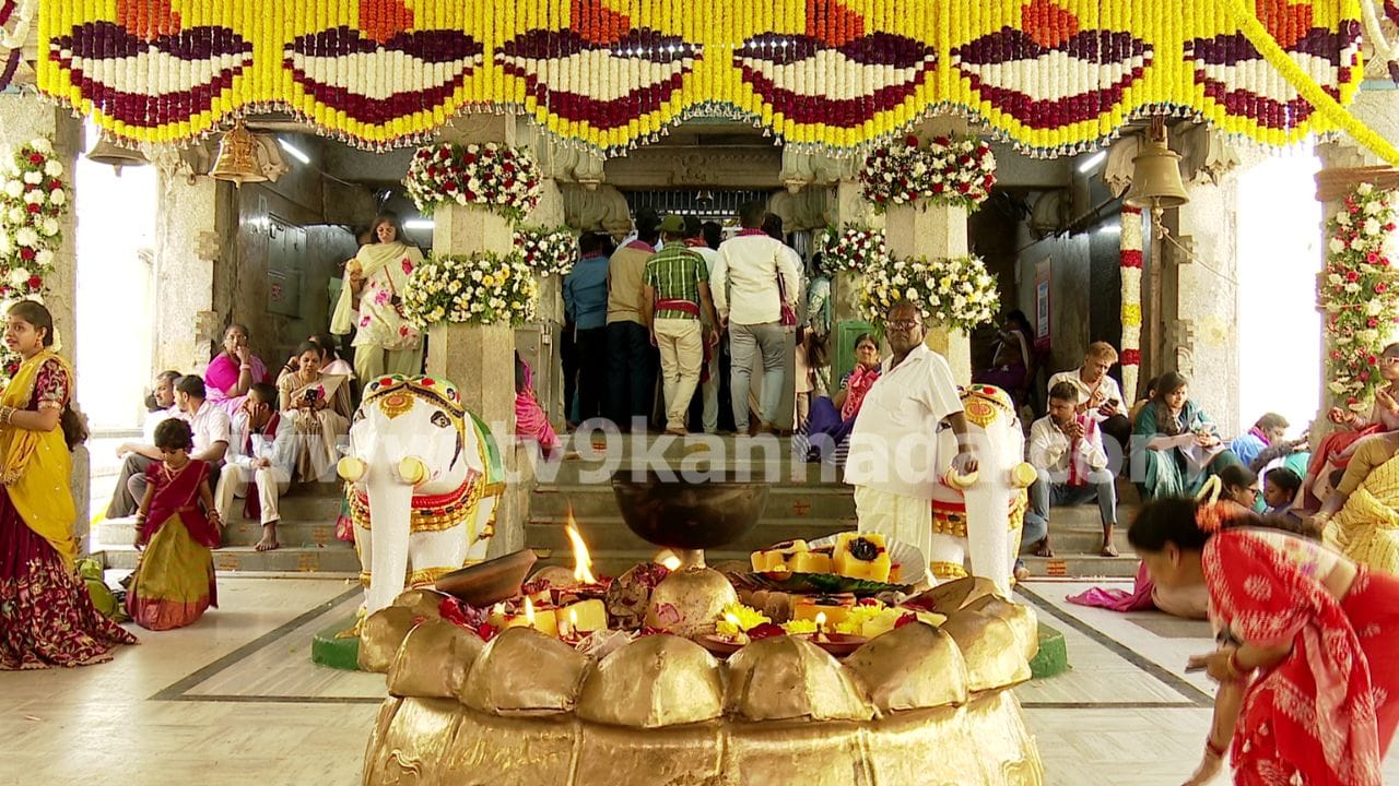 ಬೆಂಗಳೂರು ಕರಗ ಶಕ್ತ್ಯೋತ್ಸವಕ್ಕೆ ಕ್ಷಣಗಣನೆ: ಭಕ್ತರೇ, ವಂಚಕರ ಜಾಲದ ಬಗ್ಗೆ ಇರಲಿ ಎಚ್ಚರ! ಬೆಂಗಳೂರು ಕರಗ ಶಕ್ತ್ಯೋತ್ಸವಕ್ಕೆ ಕ್ಷಣಗಣನೆ: ಭಕ್ತರೇ, ವಂಚಕರ ಜಾಲದ ಬಗ್ಗೆ ಇರಲಿ ಎಚ್ಚರ!