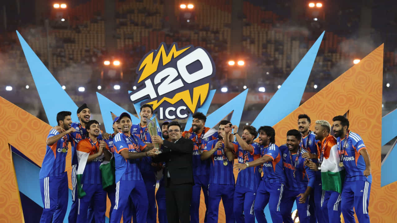 2026 ರ ಟಿ20 ವಿಶ್ವಕಪ್ಗೆ ಅದ್ಧೂರಿ ತೆರೆಬಿದ್ದಿದೆ. ಅಹಮದಾಬಾದ್ನ ನರೇಂದ್ರ ಮೋದಿ ಮೈದಾನದಲ್ಲಿ ನಡೆದ ಫೈನಲ್ ಪಂದ್ಯದಲ್ಲಿ ನ್ಯೂಜಿಲೆಂಡ್ ತಂಡವನ್ನು ಮಣಿಸಿದ ಟೀಂ ಇಂಡಿಯಾ ಸತತ ಎರಡನೇ ಬಾರಿಗೆ ಚಾಂಪಿಯನ್ ಆಗಿ ಹೊರಹೊಮ್ಮಿತು. ಈ ಗೆಲುವಿಗಾಗಿ ಭಾರತ ತಂಡಕ್ಕೆ ಐಸಿಸಿ ಹಾಗೂ ಬಿಸಿಸಿಐ ಎರಡರಿಂದಲೂ ಭರ್ಜರಿ ಬಹುಮಾನ ಸಿಕ್ಕಿದೆ. ಇನ್ನು ಈ ಟೂರ್ನಿ ಆಯೋಜಿಸಿದ್ದ ಐಸಿಸಿಗೆ ಸಿಕ್ಕ ಹಣವೆಷ್ಟು ಎಂಬುದು ಇದುವರೆಗೂ ತಿಳಿದುಬಂದಿಲ್ಲ.