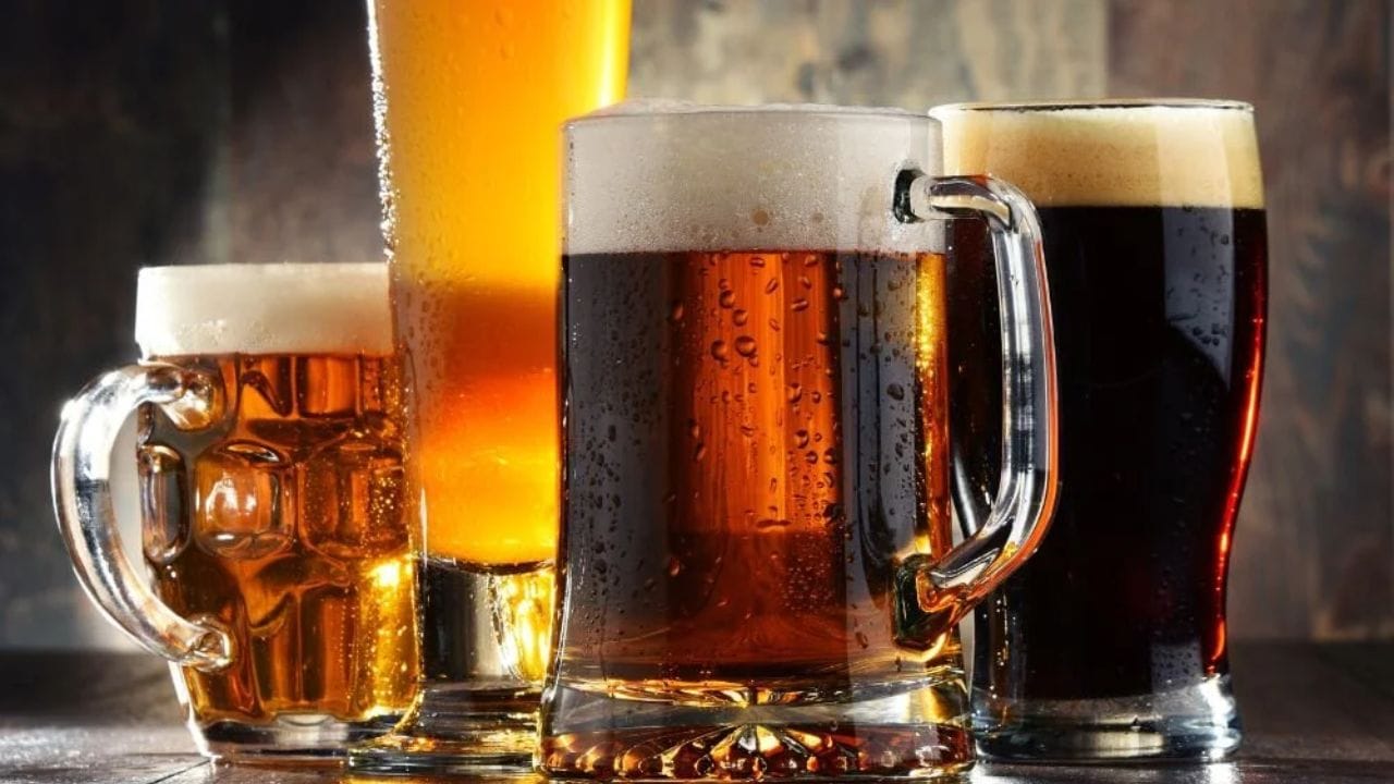 ಕೆಲವರು ಬಿಯರ್ ಇತರ ಮದ್ಯಪಾನಗಳಿಗಿಂತ ಕಡಿಮೆ ಹಾನಿಕಾರಕ ಎಂದು ನಂಬುತ್ತಾರೆ ಮತ್ತು ಇದರಿಂದ ಆರೋಗ್ಯದ ಮೇಲೆ ಹೆಚ್ಚಿನ ಪರಿಣಾಮ ಇರುವುದಿಲ್ಲ ಎಂದು ಭಾವಿಸುತ್ತಾರೆ. ಸಾಮಾನ್ಯವಾಗಿ ಬಿಯರ್‌ನಲ್ಲಿ ಸುಮಾರು 4ರಿಂದ 5 ಶೇಕಡಾ ಅಲ್ಕೋಹಾಲ್ ಇರುತ್ತದೆ. ಆದರೆ ಕೆಲವು ಬ್ರ್ಯಾಂಡ್‌ಗಳಲ್ಲಿ ವೈನ್‌ನಷ್ಟೇ ಅಲ್ಕೋಹಾಲ್ ಇರಬಹುದು. ಹಲವರು ಪ್ರತಿದಿನ ಒಂದು ಅಥವಾ ಎರಡು ಕ್ಯಾನ್ ಬಿಯರ್ ಕುಡಿಯುತ್ತಾರೆ ಮತ್ತು ಇದರಿಂದ ದೇಹಕ್ಕೆ ಯಾವುದೇ ದೊಡ್ಡ ಹಾನಿ ಆಗುವುದಿಲ್ಲ ಎಂದು ಭಾವಿಸುತ್ತಾರೆ. ಆದರೆ ನಿಜಕ್ಕೂ ಎಷ್ಟು ಬಿಯರ್​​ ಸೇವನೆ ಸುರಕ್ಷಿತ ಎಂಬುದನ್ನು ತಿಳಿದುಕೊಳ್ಳುವುದು ಅಗತ್ಯವಾಗುತ್ತದೆ.