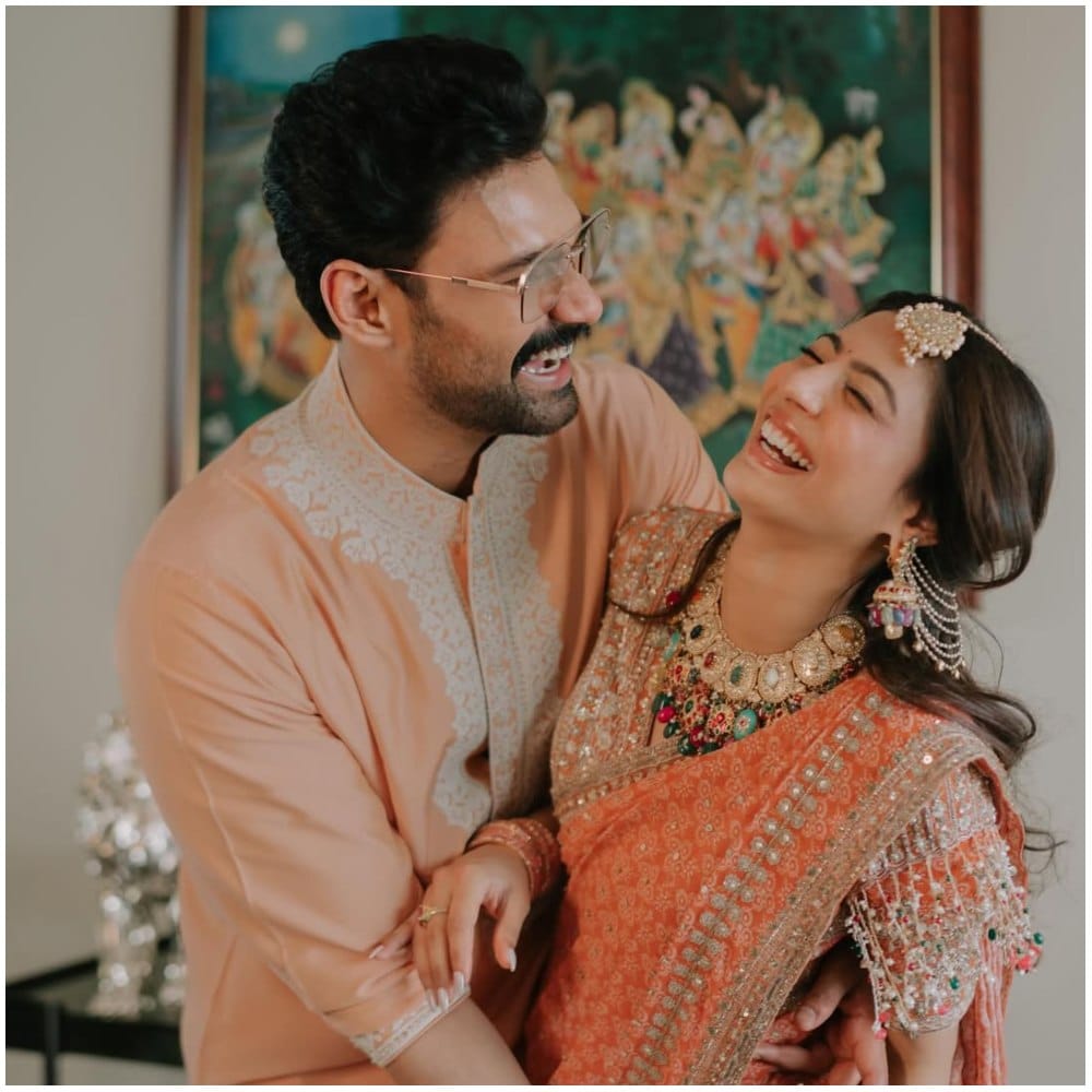 ಕಾವ್ಯಾ ಬಗ್ಗೆ ಹೆಚ್ಚಿನ ಮಾಹಿತಿ ತಿಳಿದು ಬಂದಿಲ್ಲ. ಶ್ರೀನಿವಾಸ್​​ಗಿಂತ ಅವರು ಐದು ವರ್ಷ ಸಣ್ಣವರು. ಕಾವ್ಯಾ ಅವರ ಅಕ್ಕ ಶ್ರೀನಿವಾಸ್ ಕ್ಲಾಸ್​ಮೇಟ್. ಹೀಗೆ ಇಬ್ಬರ ಮಧ್ಯೆ ಪರಿಚಯ ಬೆಳೆಯಿತು ಎಂದು ಹೇಳಲಾಗುತ್ತಿದೆ. 