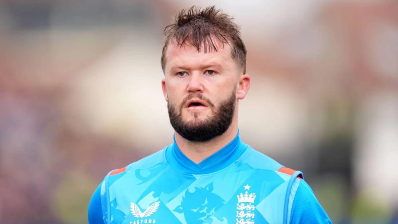 ಆದರೆ ಇದೀಗ, ಡಕೆಟ್ ಅವರ ಈ ನಿರ್ಧಾರದಿಂದಾಗಿ, ಬಿಸಿಸಿಐ ಅವರ ವಿರುದ್ಧ ಕ್ರಮ ಕೈಗೊಳ್ಳುವುದು ಖಚಿತವಾಗಿದೆ. 2024 ರ ಐಪಿಎಲ್ ನಂತರ ವಿದೇಶಿ ಆಟಗಾರರ ಈ ಹಠಾತ್ ಹಿಂತೆಗೆತವನ್ನು ತಡೆಯಲು ಬಿಸಿಸಿಐ ಪ್ರಮುಖ ನಿರ್ಧಾರವನ್ನು ತೆಗೆದುಕೊಂಡಿತ್ತು. ಅದರಂತೆ ಹರಾಜಿನಲ್ಲಿ ಮಾರಾಟವಾದ ನಂತರ ಐಪಿಎಲ್ನಿಂದ ತನ್ನ ಹೆಸರನ್ನು ಹಿಂತೆಗೆದುಕೊಂಡ ಯಾವುದೇ ವಿದೇಶಿ ಆಟಗಾರನನ್ನು ಮುಂದಿನ ಎರಡು ವರ್ಷಗಳ ಕಾಲ ಐಪಿಎಲ್ನಿಂದ ನಿಷೇಧಿಸುವ ನಿರ್ಧಾರಕ್ಕೆ ಬಂದಿದೆ. ಈ ಅವಧಿಯಲ್ಲಿ, ಆಟಗಾರನು ತನ್ನ ಹೆಸರನ್ನು ಹರಾಜಿಗೆ ಸಲ್ಲಿಸಲು ಸಾಧ್ಯವಿಲ್ಲ. ಹೀಗಾಗಿ ಡಕೆಟ್ ಮುಂದಿನ 2 ವರ್ಷಗಳ ಕಾಲ ಐಪಿಎಲ್ನಲ್ಲಿ ಆಡಲು ಸಾಧ್ಯವಾಗುವುದಿಲ್ಲ.